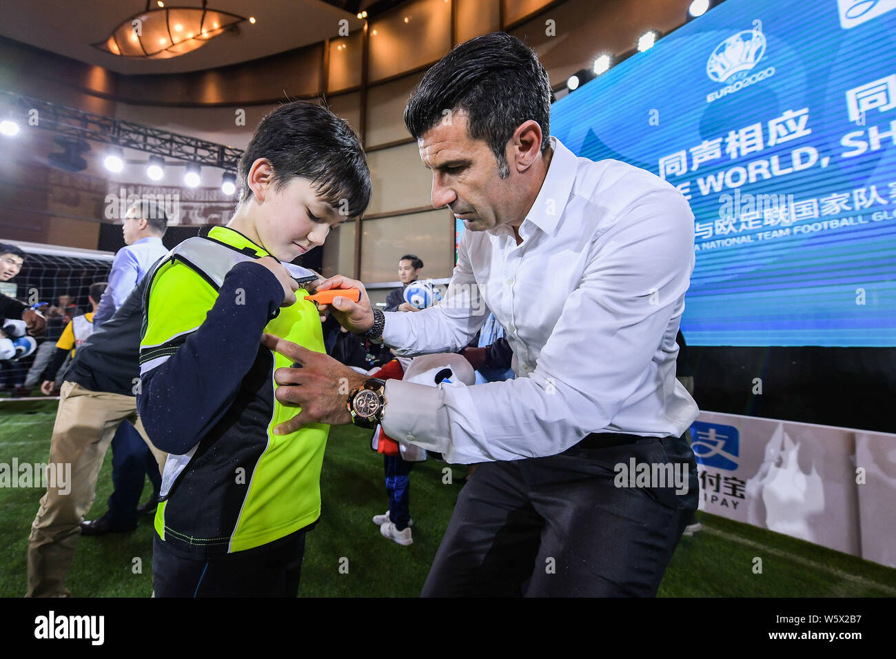 Pensionierter portugiesischer Fußballspieler Luis Figo besucht die Alipay & UEFA-Nationalmannschaft Fußball Globale Partnerschaft Pressekonferenz in Shanghai, China, Stockfoto