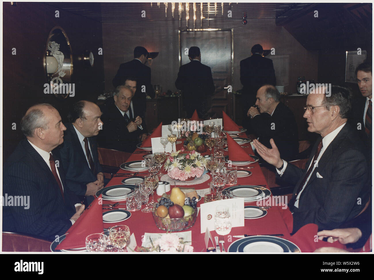 Präsident Bush hat Mittagessen mit sowjetischen Präsidenten Gorbatschow an Bord der Maxim Gorki während der Malta Summit Stockfoto