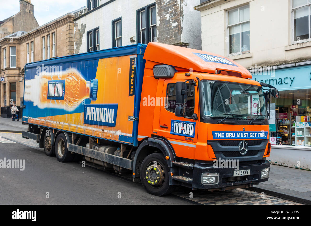 Ein Bügeleisen Bru Lieferung Lkw oustide Geschäfte in Lanark, Lanarkshire, Schottland Stockfoto
