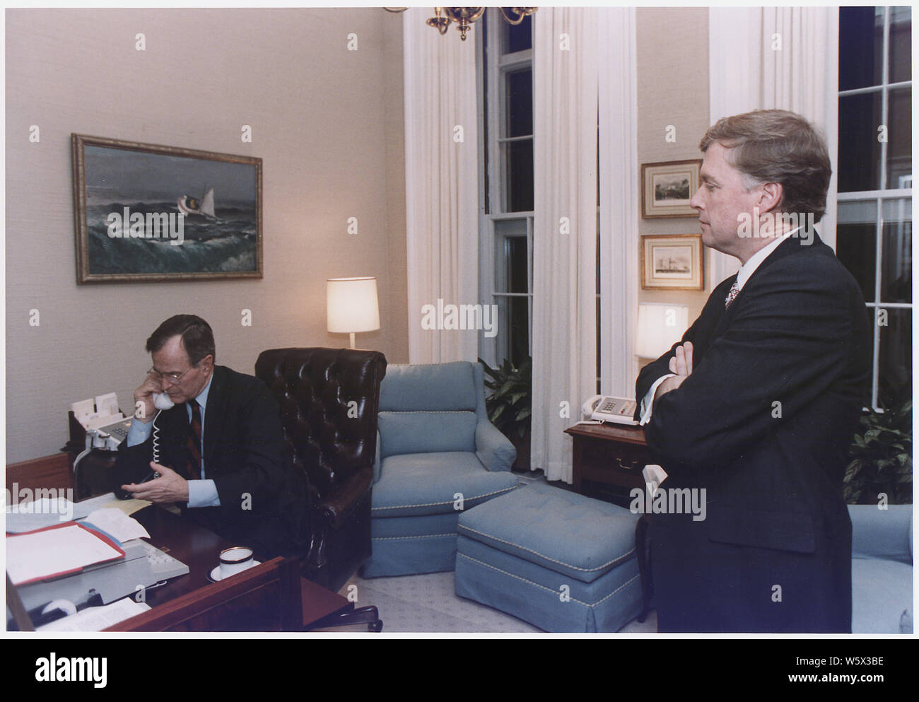 Präsident Bush spricht mit der ägyptische Präsident Hosni Mubarak im Oval Office Studie über den Beginn der Operation Desert Storm. Vice President Quayle ist während der Anruf getätigt werden. Stockfoto