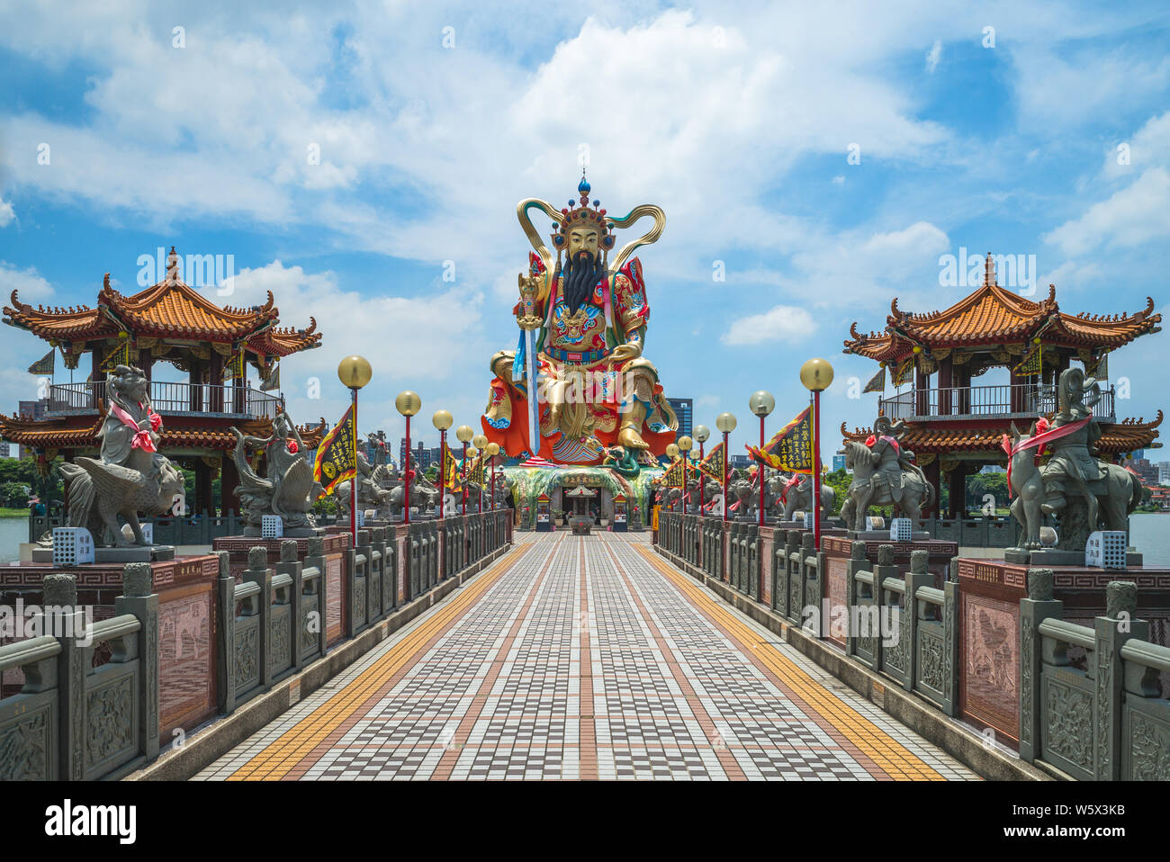 Kaohsiung, Taiwan - 29. Juli 2019: Xuanwu Gott Statue und yuanti Tempel auf Lotus Teich. Xuanwu Gott ist ein mächtiger Gott, in der Lage, die Elemente zur Steuerung und c Stockfoto
