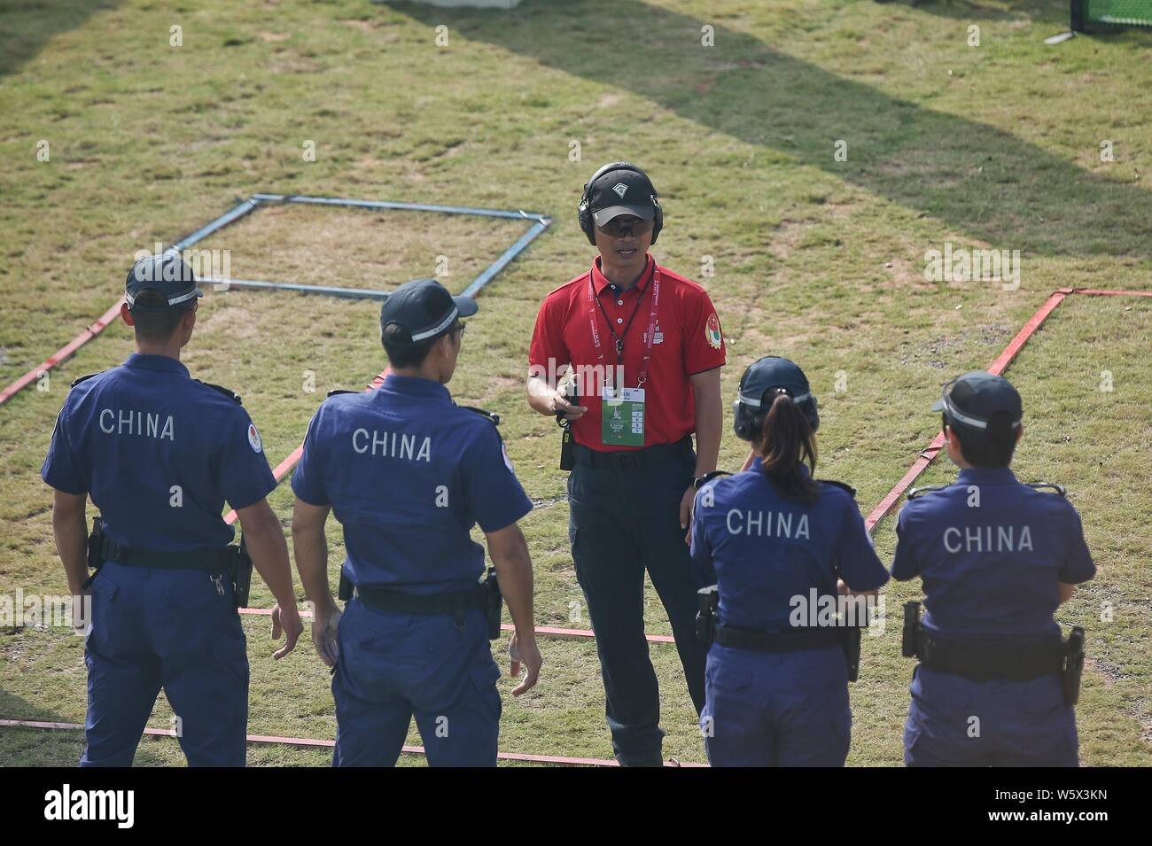 Chinesische Polizisten in der 2 USIP World Police Service Pistolenschießen Wettbewerb in Foshan City konkurrieren, die südchinesische Provinz Guangdong, 14. Stockfoto