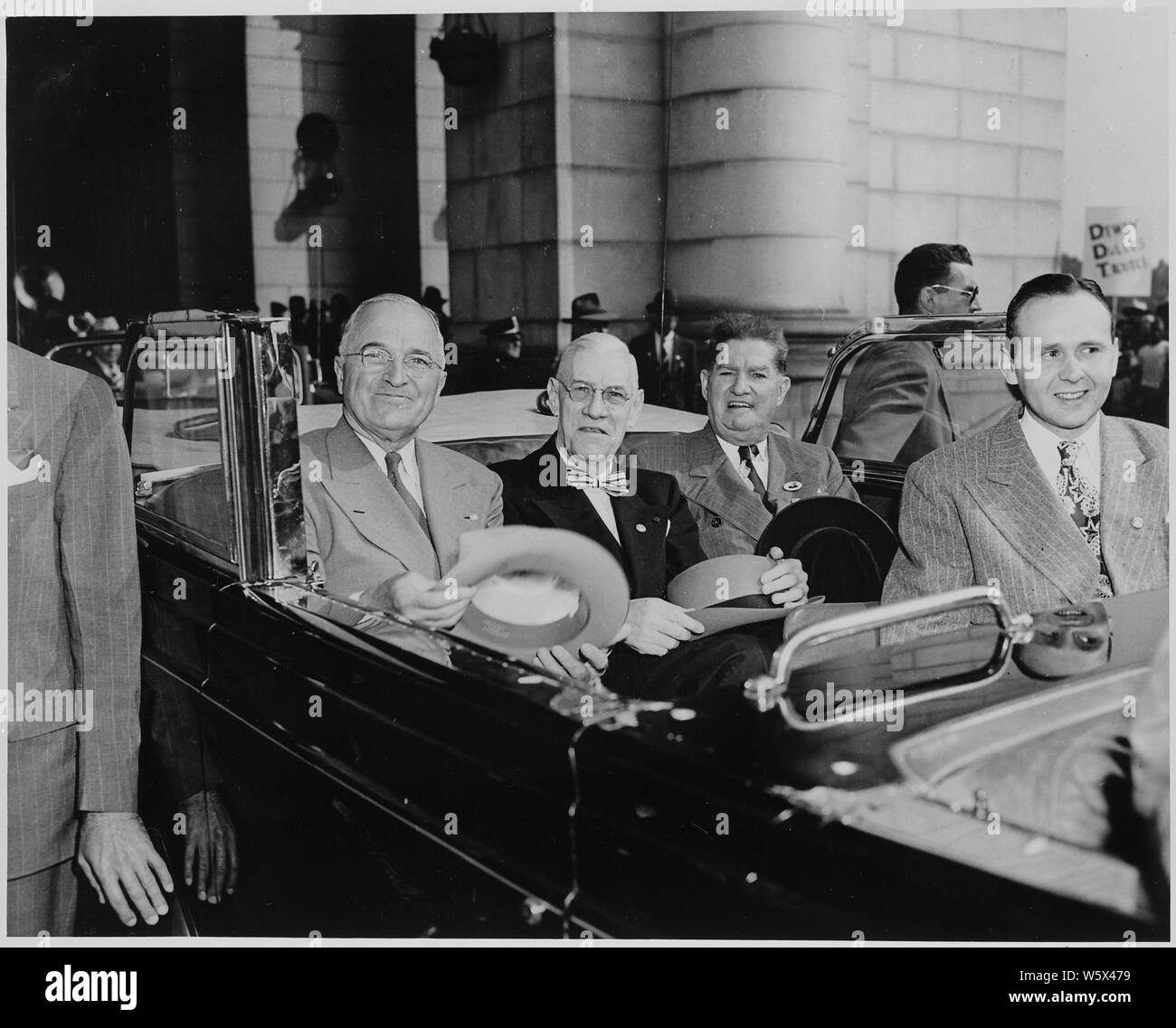 Präsident Harry S. Truman und drei unbekannte Männer in der Rückseite eines offenen Auto sitzen, vermutlich vor der Union Station, Washington, DC. Truman hatte gerade mit dem Zug von einer Kampagne Reise zurückgekehrt. Stockfoto
