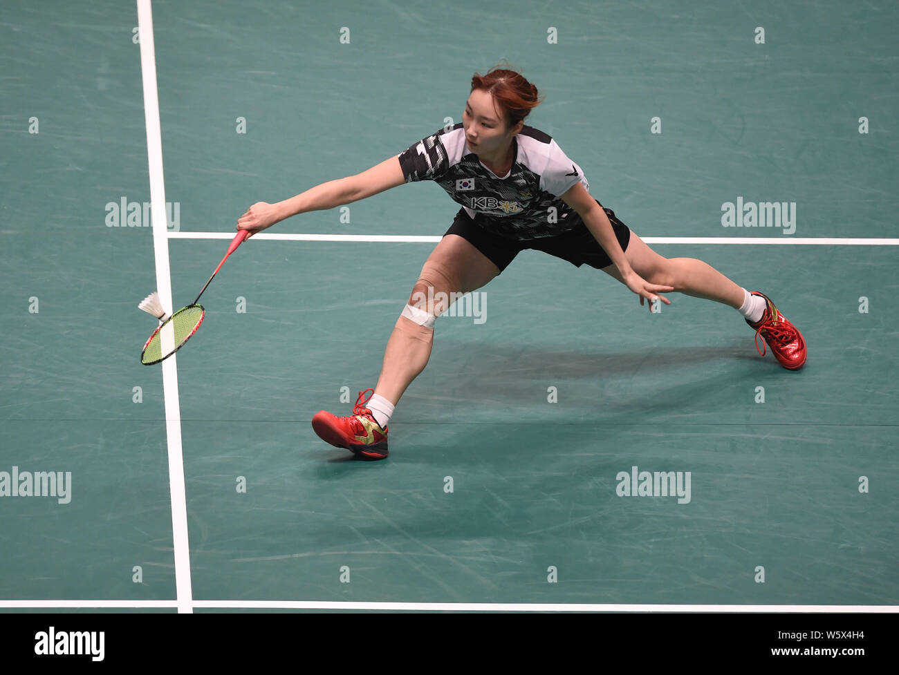 Jeon Jui von Südkorea gibt einen Schuß zu Cheung Ngan Yi Hong Kong in der ersten Runde von den Damen bei der HSBC BWF World Tour Mac Stockfoto