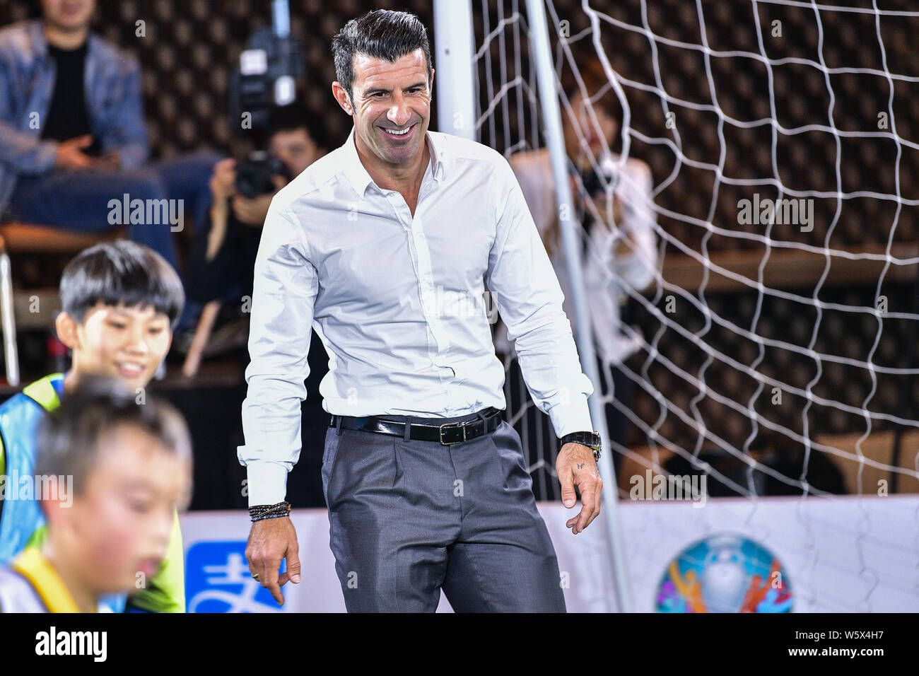 Pensionierter portugiesischer Fußballspieler Luis Figo besucht die Alipay & UEFA-Nationalmannschaft Fußball Globale Partnerschaft Pressekonferenz in Shanghai, China, Stockfoto