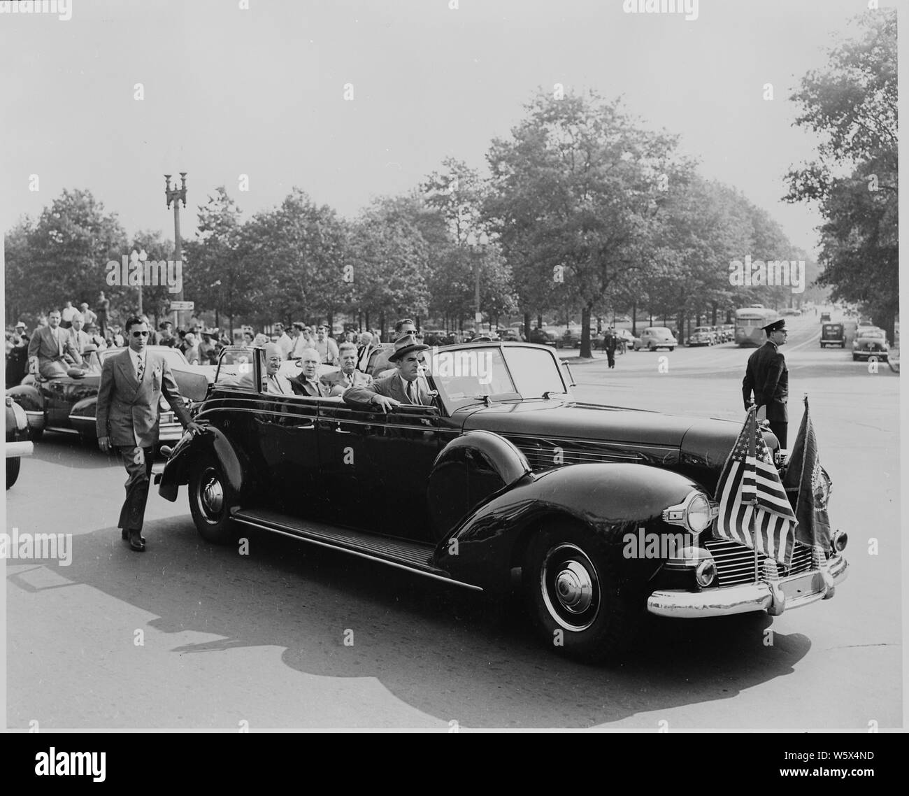 Präsident Harry S. Truman in einem offenen Wagen mit vier unbekannten Männern, Washington, DC. Präsident Truman war gerade von einer Kampagne Reise zurückgekehrt. Stockfoto