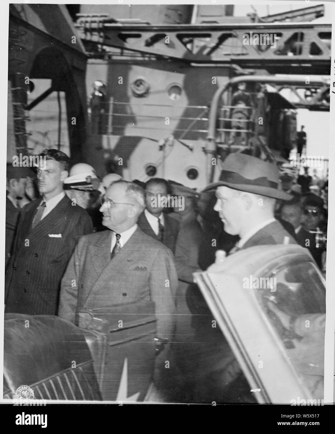 Präsident Harry S. Truman Schritte in einem offenen Wagen in Antwerpen, Belgien, für eine Fahrt zu einem Flugplatz in der Nähe von Brüssel, wo er nach Deutschland gehen Sie die Potsdamer Konferenz zu besuchen. Stockfoto