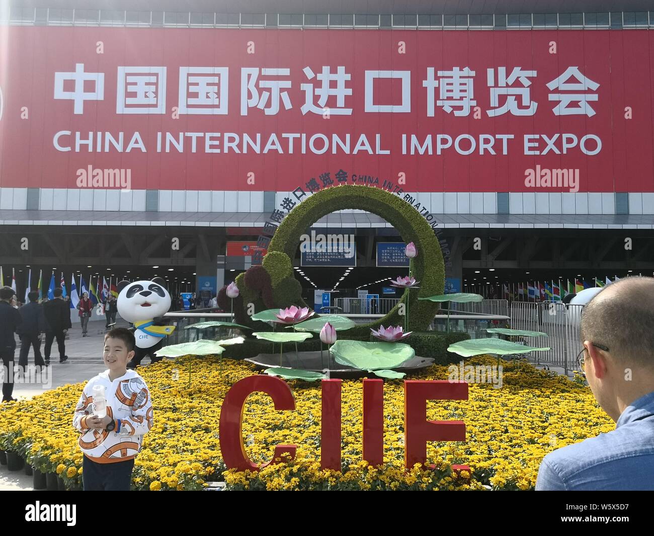 ---- Leute besuchen die ersten China International Import Expo (CIIE) in Shanghai, China, 5. November 2018. Shanghai ¯ s Steuernachlässe für Gebietsfremde Stockfoto