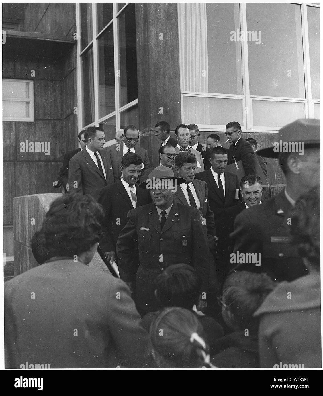 Präsident Kennedy und Partei verlassen Jackson Lake Lodge Stockfoto