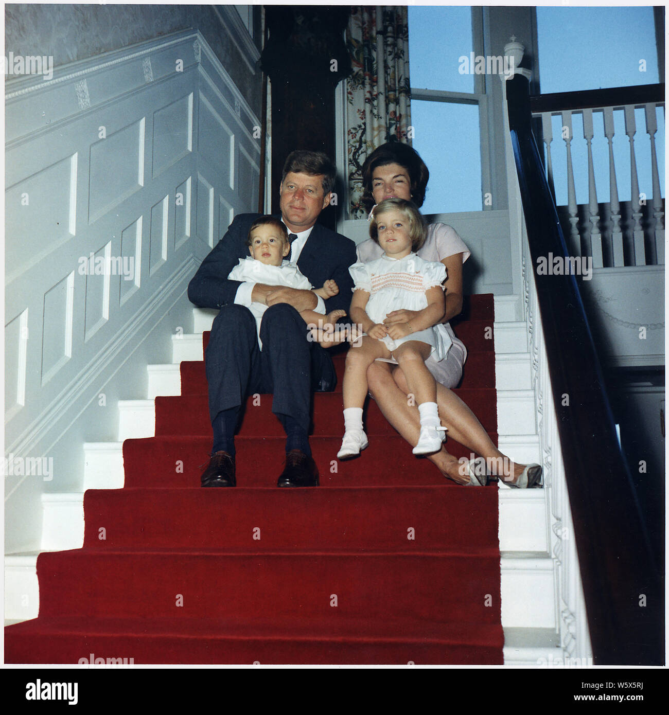 Präsident Kennedy und Familie. Präsident Kennedy, Frau Kennedy, John F. Kennedy, Jr., Caroline Kennedy. Newport, RI, Hammersmith Bauernhof. Stockfoto
