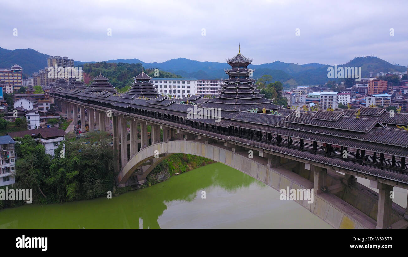 Luftaufnahme der Sanjiang Fengyu Qiao, eine besondere Art der Brücke, die kulturellen Besonderheiten Chinas Dong Menschen enthält, über Xunji Stockfoto
