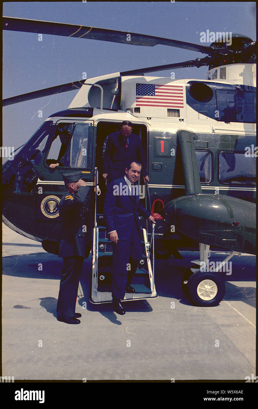 Präsident Nixon und John ehrlichman Gepäckablagefächer über den Sitzen von Marine One; Umfang und Inhalt: Im Bild: John ehrlichman, Nixon. Betrifft: Hubschrauber. Stockfoto