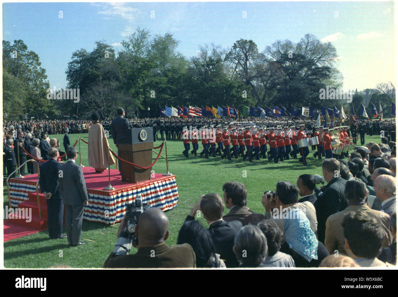 Präsident Nixon und Premierminister Gandhi bei der Begrüßungszeremonie auf dem Rasen des Weißen Hauses; Umfang und Inhalt: Im Bild: Nixon, Indira Gandhi. Betrifft: Staats - Indien. Stockfoto