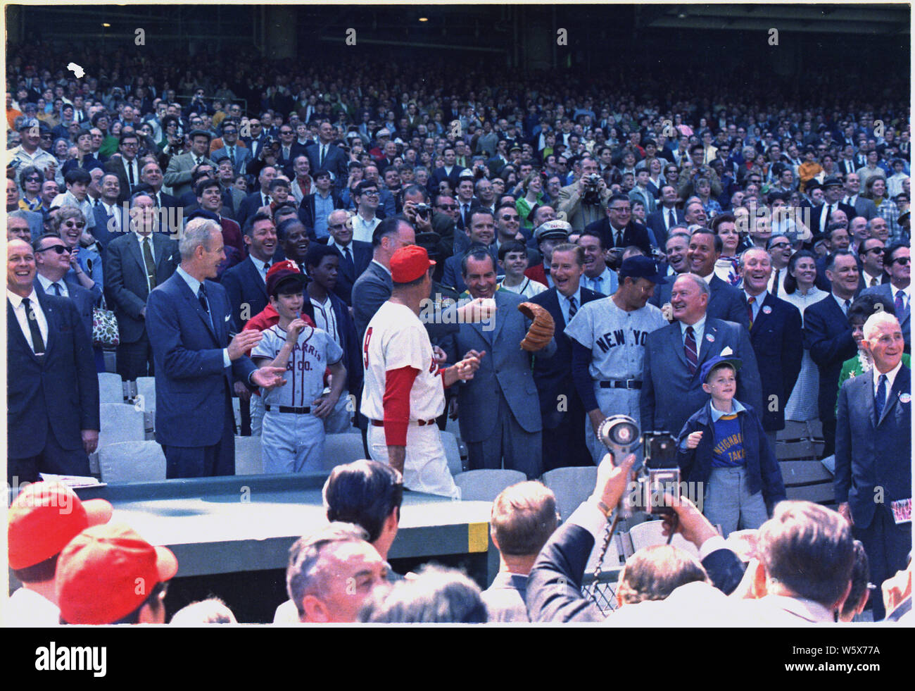 Präsident Nixon heraus werfen die erste Kugel am Eröffnungstag der 1969 Baseball Saison zwischen dem Washington Senatoren und die New York Yankees; Umfang und Inhalt: Im Bild: Ted Williams, Manager des Washington Senatoren, Präsident Nixon,, Manager der New York Yankees. Betrifft: Sport. Stockfoto