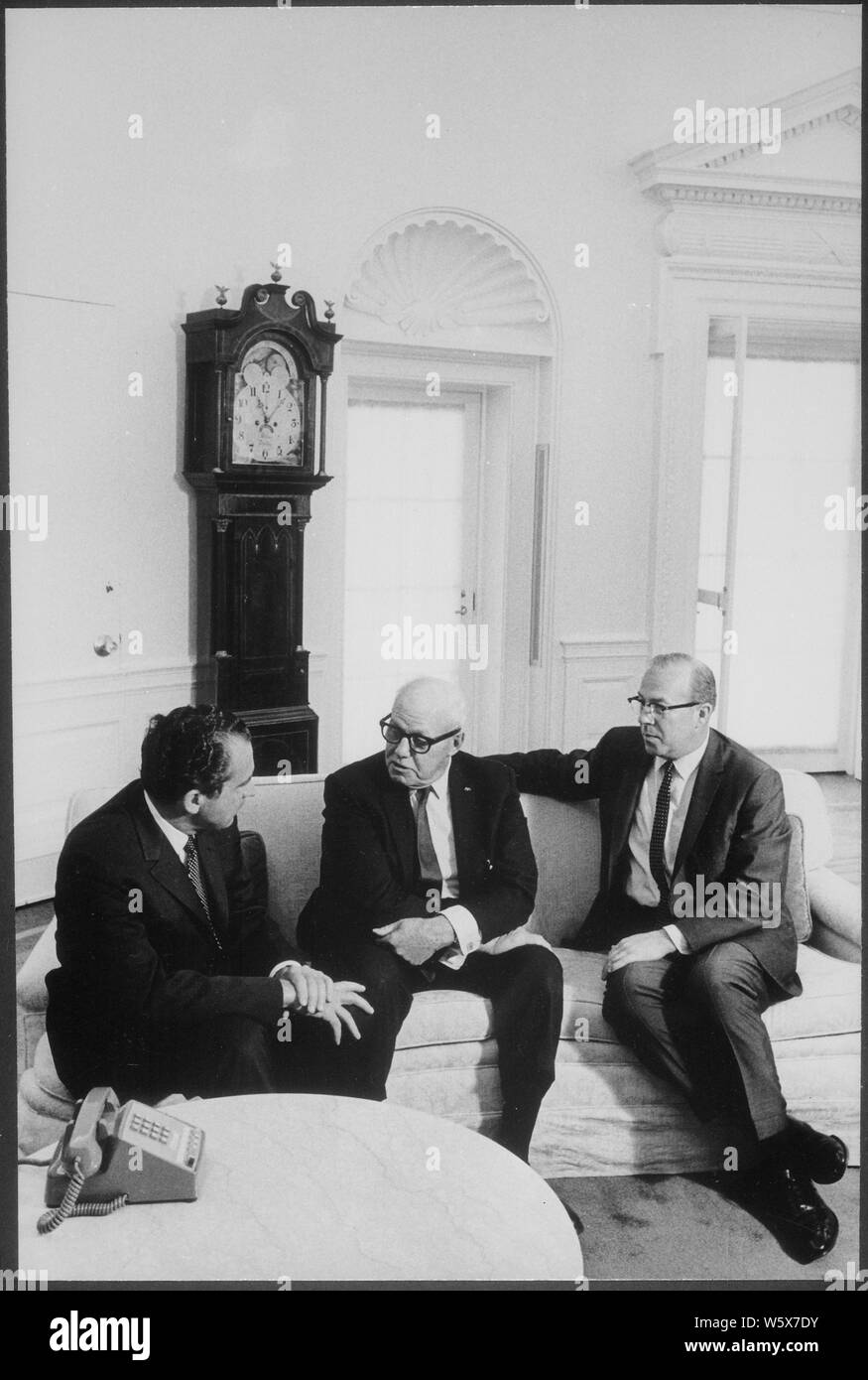 Präsident Nixon mit AFL-CIO-Präsident George Meaney und Sekretär der Arbeit George Schultz; Umfang und Inhalt: Im Bild: Nixon, George Meaney, George Schultz. Betrifft: Kinderarbeit. Stockfoto