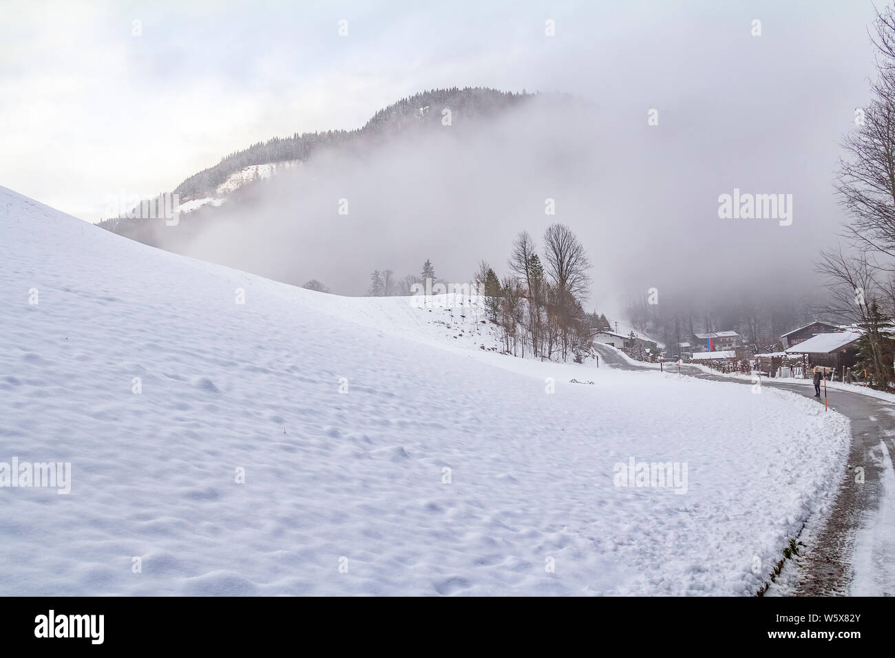 Idyllische Winterlandschaft in der Nähe von Ramsau bei Berchtesgaden in den Bayerischen Alpen. Stockfoto