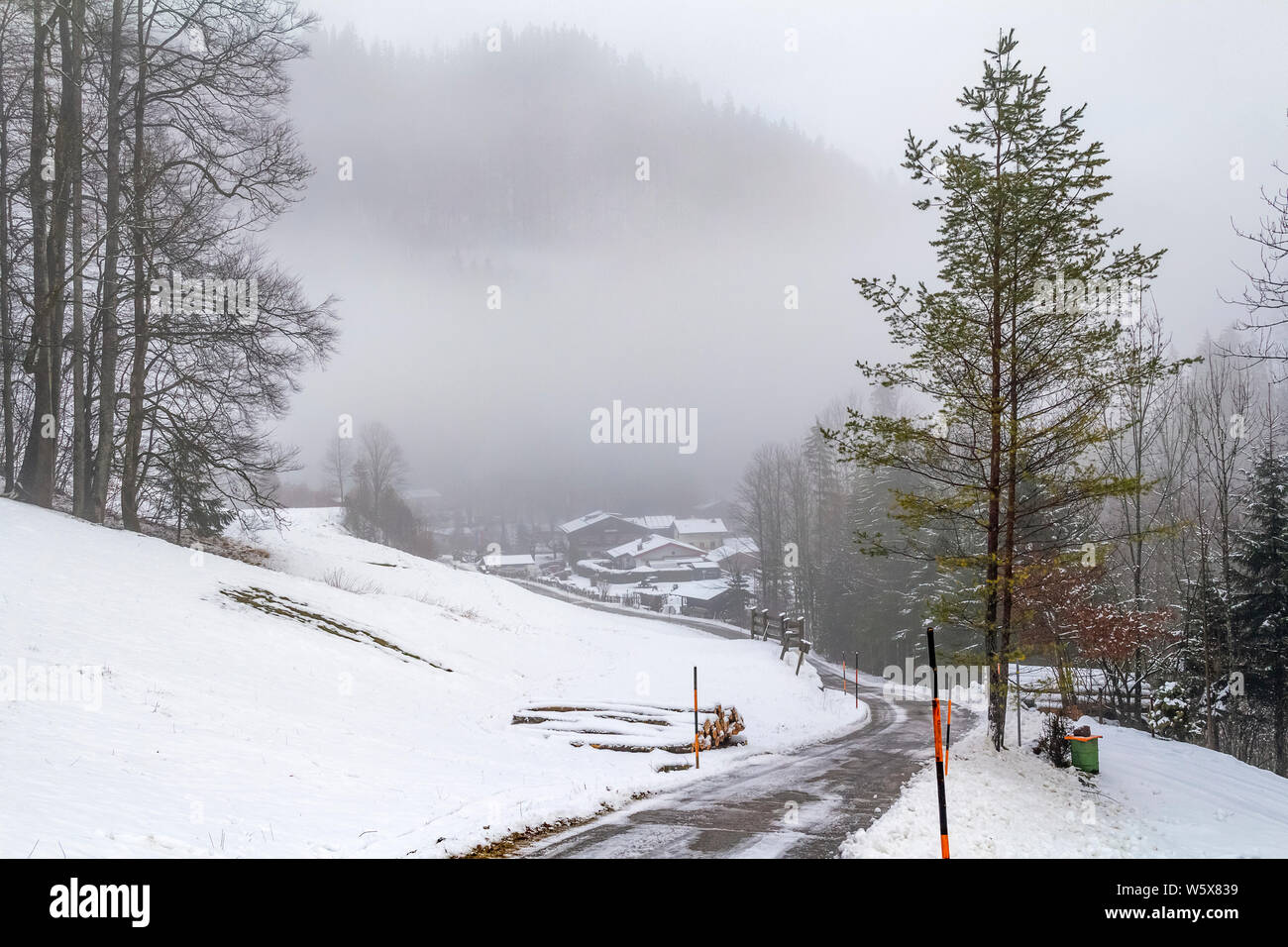 Idyllische Winterlandschaft in der Nähe von Ramsau bei Berchtesgaden in den Bayerischen Alpen. Stockfoto