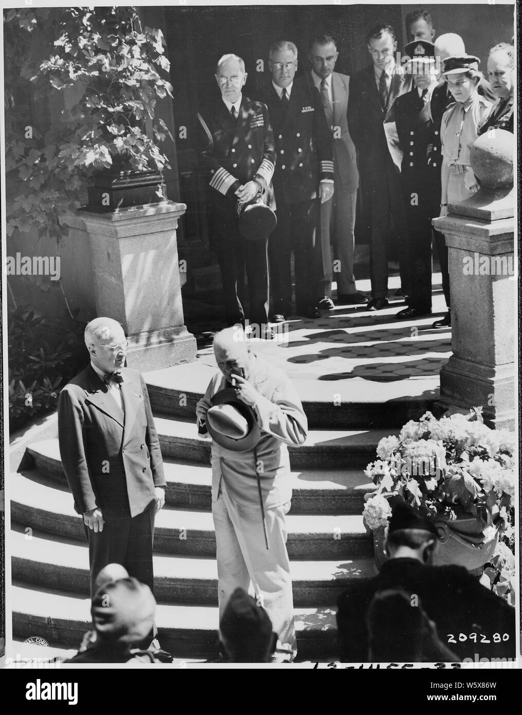 Präsident Truman und der britische Premierminister Winston Churchill am unteren Ende der Treppe der Kleinen Weißen Haus, die Residenz des Präsidenten Truman während der Potsdamer Konferenz in Deutschland. Am oberen Ende der Treppe sind Adm. William Leahy (ganz links) und Mary Churchill, Tochter von Winston Curchill (ganz rechts). Stockfoto