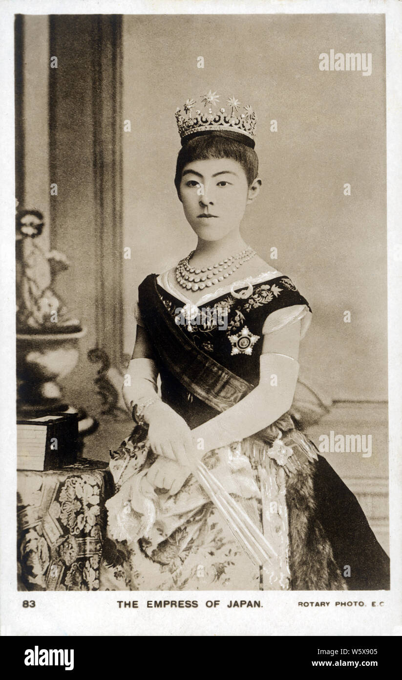 [1900s Japan - Japanische Kaiserin Shoke] - Portrait von Empress Shoken (昭憲皇后, shoken Kogo, 1849 - 1914), Gemahlin des Kaisers Meiji. Geboren als Masako Ichijo (一条勝子), nahm sie den Vornamen Haruko (美子) wenn Sie wurde von Kaiser Meiji am September 2, 1867 (keio 2). Ihr Name wurde posthum an Empress Shoken geändert. 20. jahrhundert alte Ansichtskarte. Stockfoto