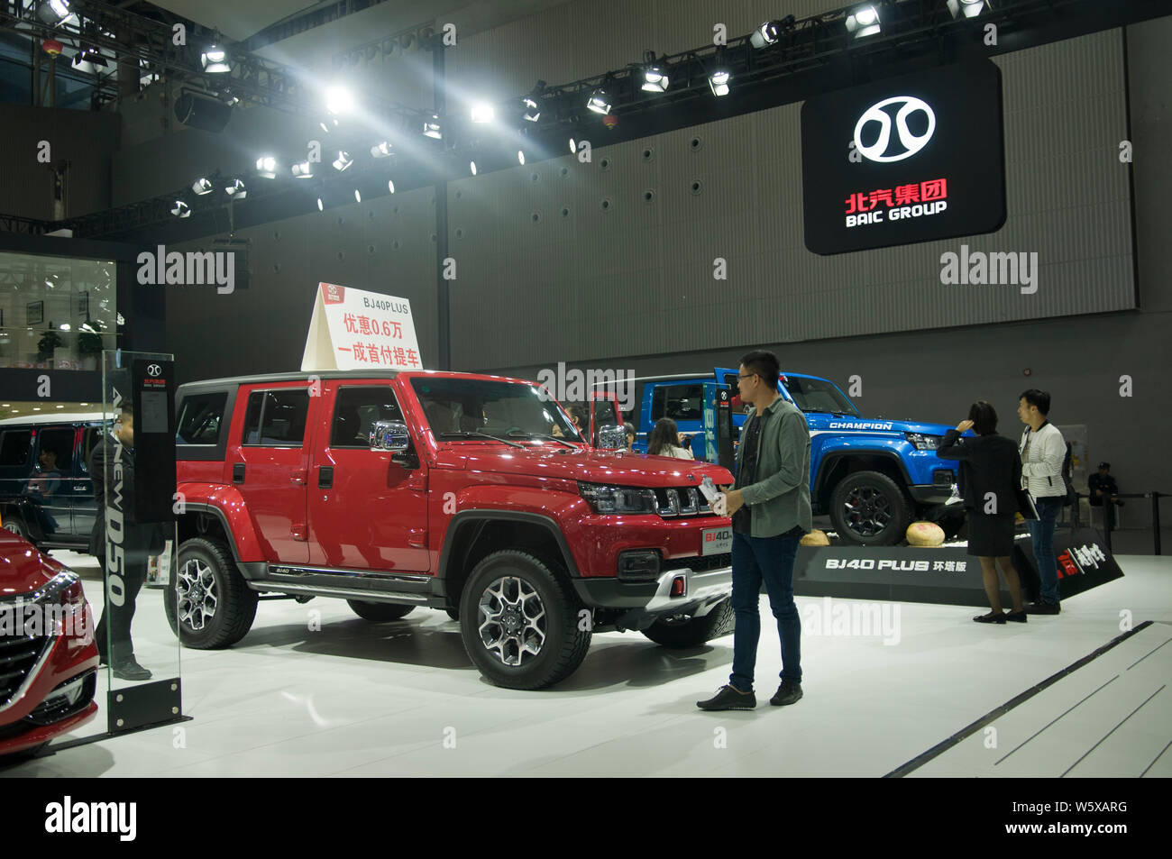 ---- Leute besuchen Sie den Stand von Beijing Automotive Industry Corp (BAIC) während des 16. China (Guangzhou) Internationale Automobil Ausstellung, auch Stockfoto