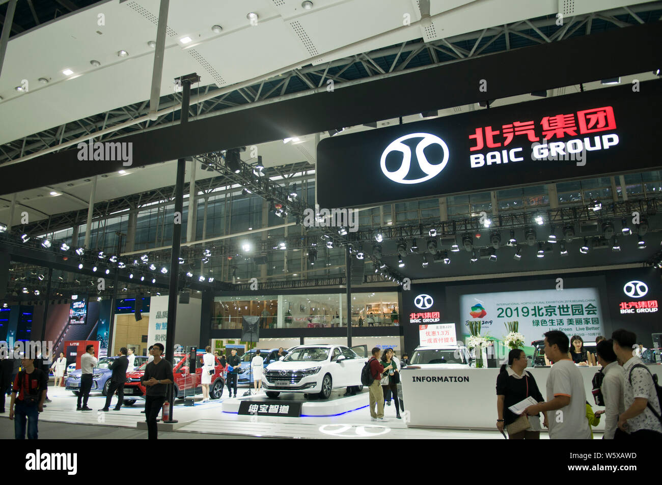 ---- Leute besuchen Sie den Stand von Beijing Automotive Industry Corp (BAIC) während des 16. China (Guangzhou) Internationale Automobil Ausstellung, auch Stockfoto