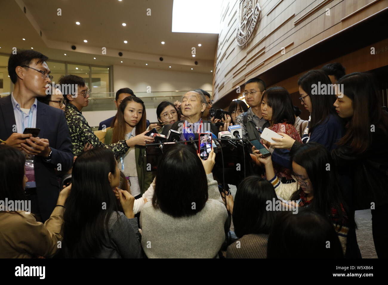 Chinesische bioethiker Qiu Renzong ist während des Zweiten Internationalen Gipfeltreffen am menschlichen Genom Bearbeiten an der Universität von Hong Kong in Hong K interviewt Stockfoto Chinesische bioethiker Qiu Renzong ist während des Zweiten Internationalen Gipfeltreffen am menschlichen Genom Bearbeiten an der Universität von Hong Kong in Hong K interviewt Stockfoto
