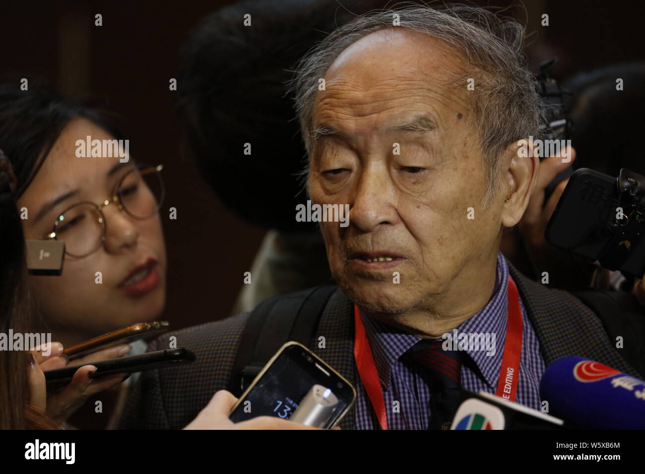 Chinesische bioethiker Qiu Renzong ist während des Zweiten Internationalen Gipfeltreffen am menschlichen Genom Bearbeiten an der Universität von Hong Kong in Hong K interviewt Stockfoto Chinesische bioethiker Qiu Renzong ist während des Zweiten Internationalen Gipfeltreffen am menschlichen Genom Bearbeiten an der Universität von Hong Kong in Hong K interviewt Stockfoto