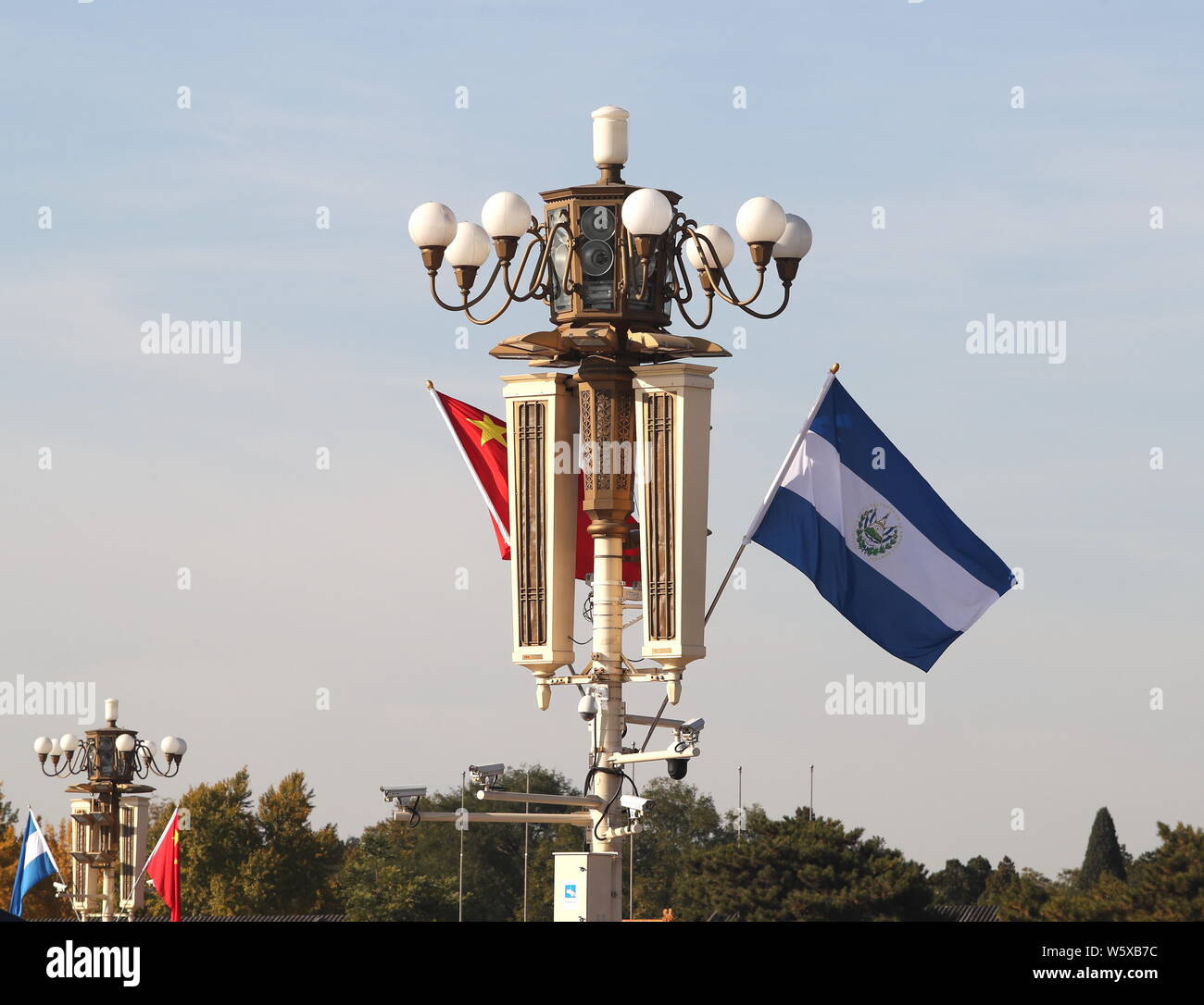 Chinesische und El Salvador und Nationale Fahnen flattern auf der Laterne vor dem Tian'anmen Podium während des Besuchs von El Salvadors Präsident Salvador Stockfoto