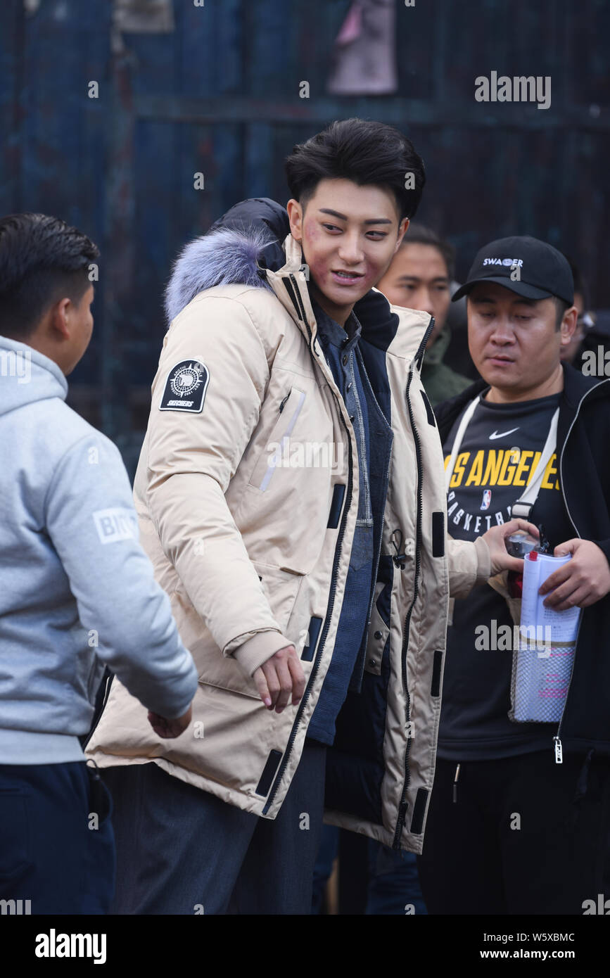 Chinesische Schauspieler Huang Zitao, besser bekannt als Z Tao, wird dargestellt, während der Dreharbeiten am Set seines neuen TV-Serie "Die Dateien von Teenagern in die Konz Stockfoto