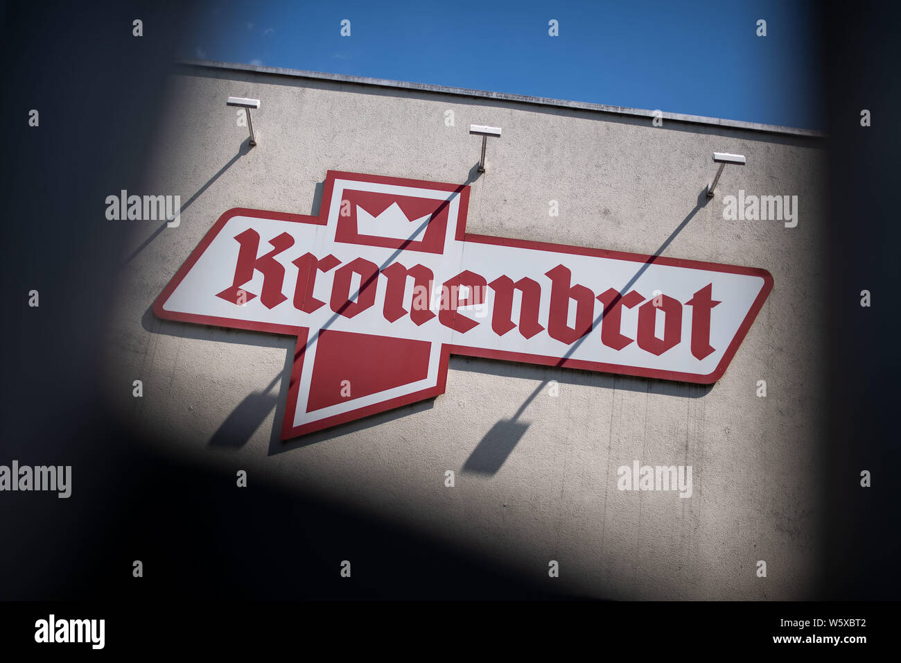 Köln, Deutschland. 30. Juli, 2019. Das Logo des Unternehmens, an die Fabrik der Bäckerei Kronenbrot in Köln. Die Insolvenz der Bäckerei Kronenbrot Gruppe letzte Woche führte zu sichtbaren Lücken im Brot Regale in vielen Aldi-Süd Filialen. Credit: Marius Becker/dpa/Alamy leben Nachrichten Stockfoto