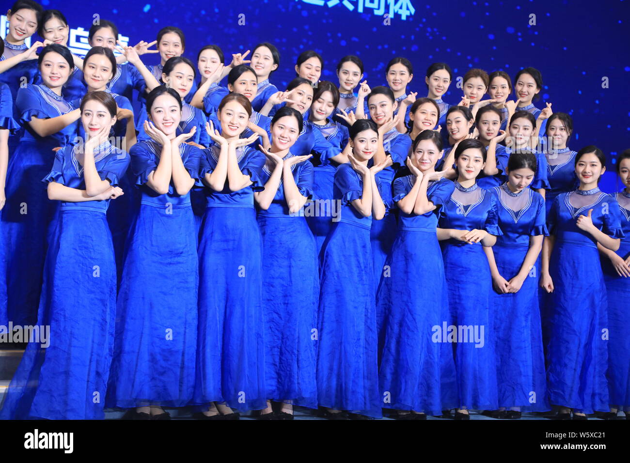 Chinesische Freiwillige in blauen Uniformen posieren für Fotos vor der Siegerehrung für die 5. Welt Internet Konferenz (WIC), auch als Wuzhen Su bekannt Stockfoto