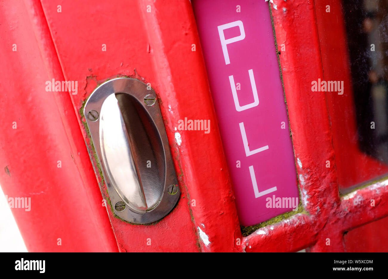 Ziehen Sie Zeichen auf alten Britischen Roten Telefonzelle, Norfolk, England Stockfoto