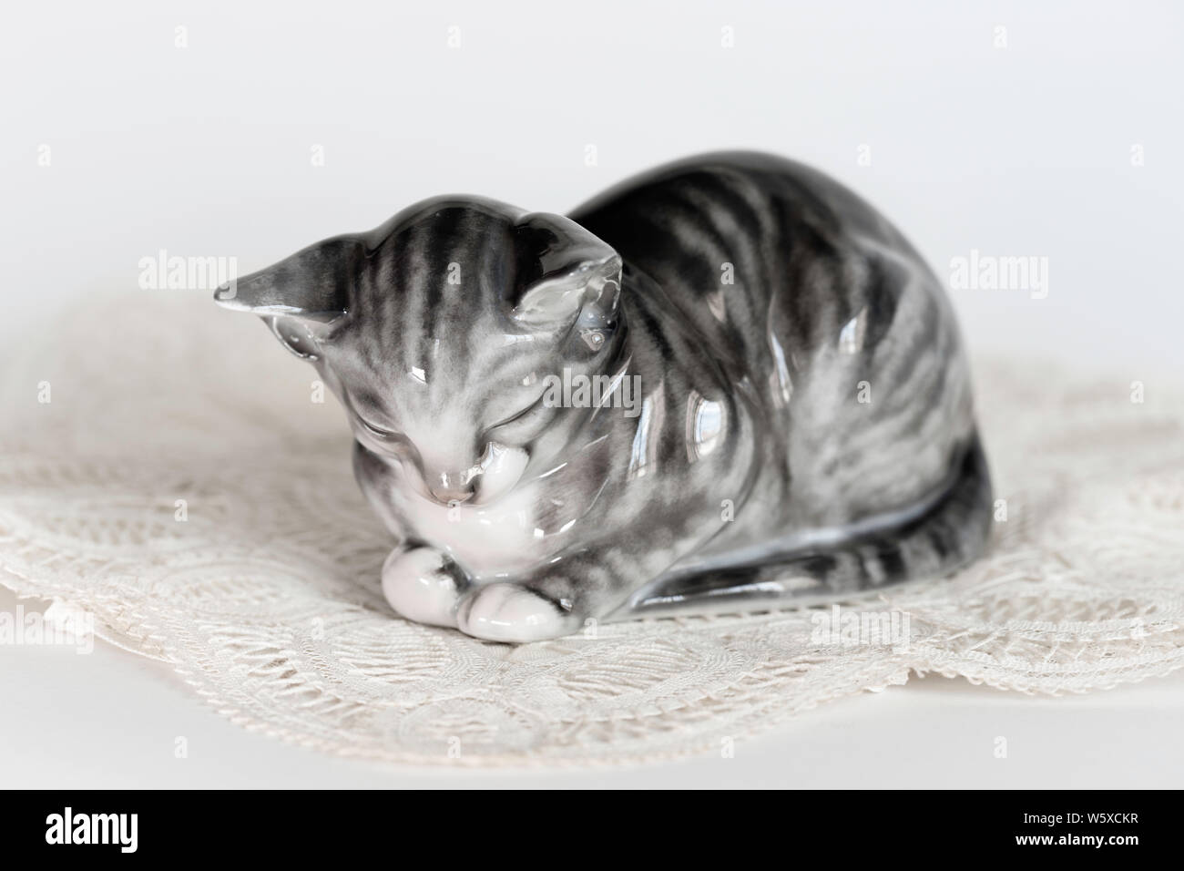 Rosenthal schlafende Katze des Künstlers K. Himmelstoß Stockfoto