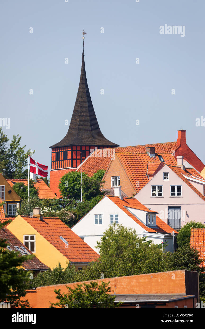 Vejby Kirke und traditionellen roten Fliesen- häuser, Svaneke, Bornholm, Insel, Ostsee, Dänemark, Europa Stockfoto