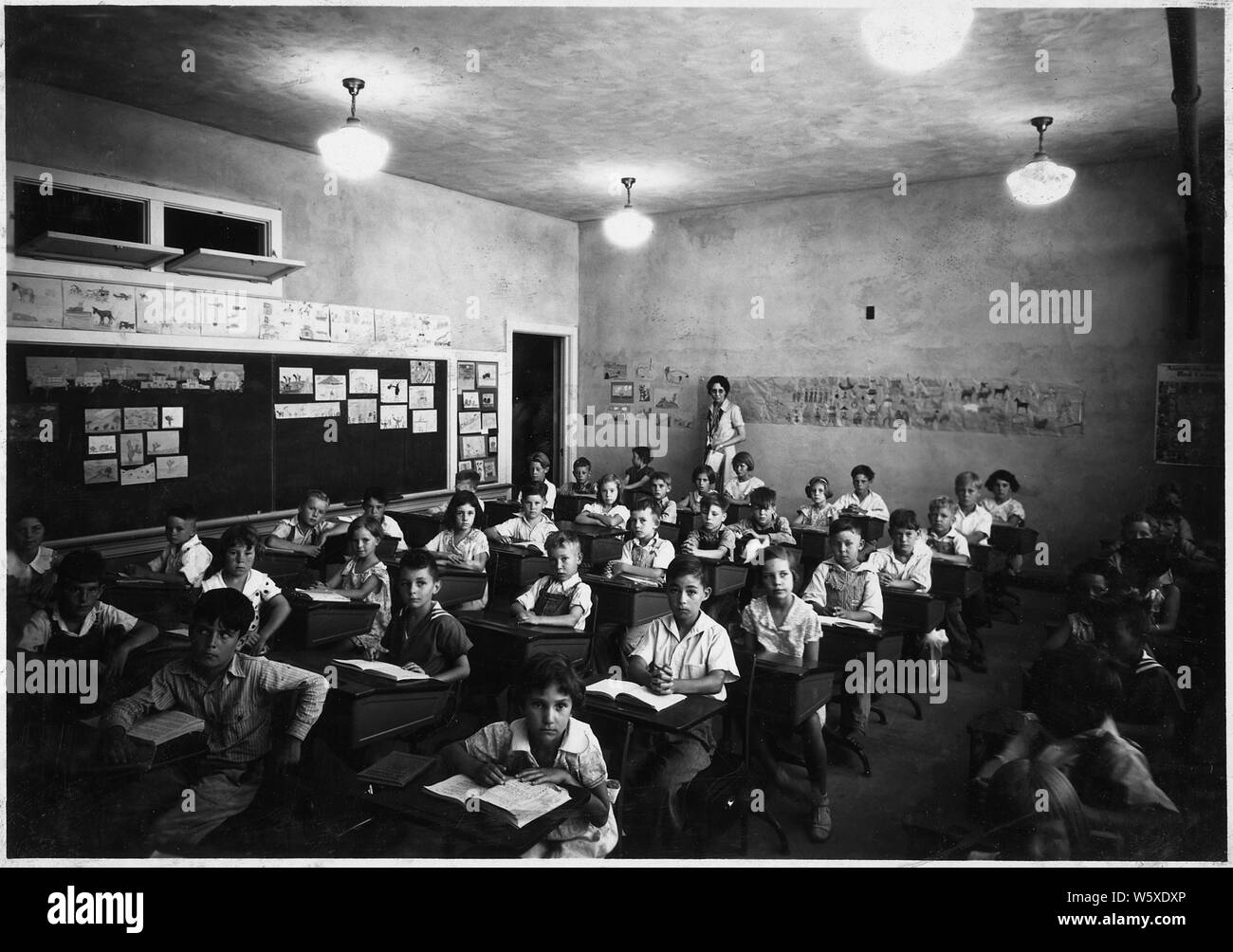 Schülerinnen und Schüler der ersten, zweiten, dritten und vierten Klassen,  Boulder City öffentliche Schule.; Umfang und Inhalt: Foto aus Band 2 einer  Reihe von Fotoalben dokumentiert den Bau des Hoover Dam, Boulder