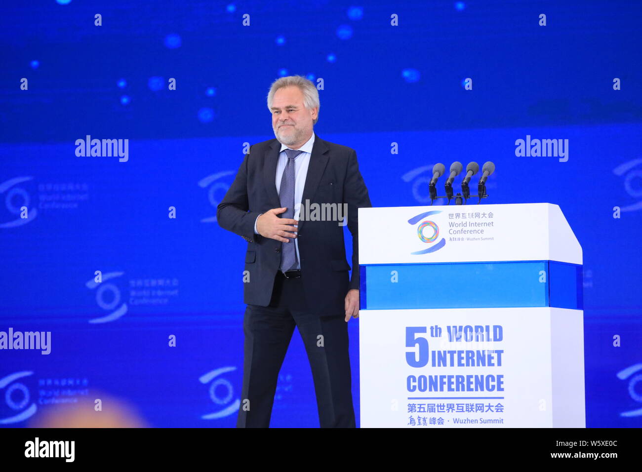 Eugene Kaspersky, Mitbegründer von Kaspersky Lab, spricht auf einer Plenarsitzung während der 5. Welt Internet Konferenz (WIC), auch als Wuzhen Gipfel bekannt, Stockfoto