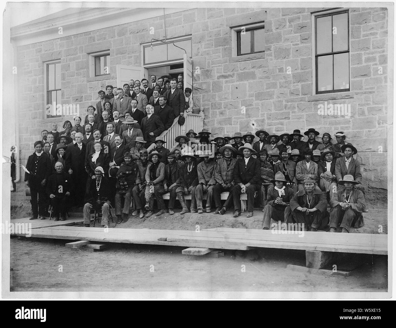 Pueblo Stammes- Mitglieder besuchen die Albuquerque indischen Schule und Personal.; Umfang und Inhalt: Dies ist eine kleine Sammlung von Fotos der Albuquerque Indian School, das 1881 gegründet wurde, zur Verfügung zu stellen - Reservierung Industrial Training für die Indianer des Südwestens. Von 1912, hatte die Schule 8 Grundschule und über 300 Studenten; 1925 Immatrikulation stieg auf über 800 Schüler und Klassen 11 und 12 wurden hinzugefügt. Die Albuquerque Indian School contined in Betrieb, bis 1982, als das Programm wurde an der Santa Fe indischen Schule übertragen. Stockfoto