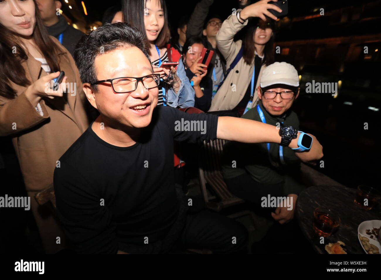 William Ding oder Ding Lei, Links, CEO von netease (163.Com), und Charles Zhang Chaoyang, Vorsitzender und CEO von chinesischen Internet Portal Sohu.com, nehmen Sie teil Stockfoto