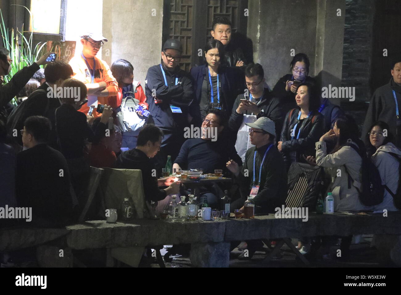 William Ding oder Ding Lei, Links, CEO von netease (163.Com), und Charles Zhang Chaoyang, Vorsitzender und CEO von chinesischen Internet Portal Sohu.com, nehmen Sie teil Stockfoto