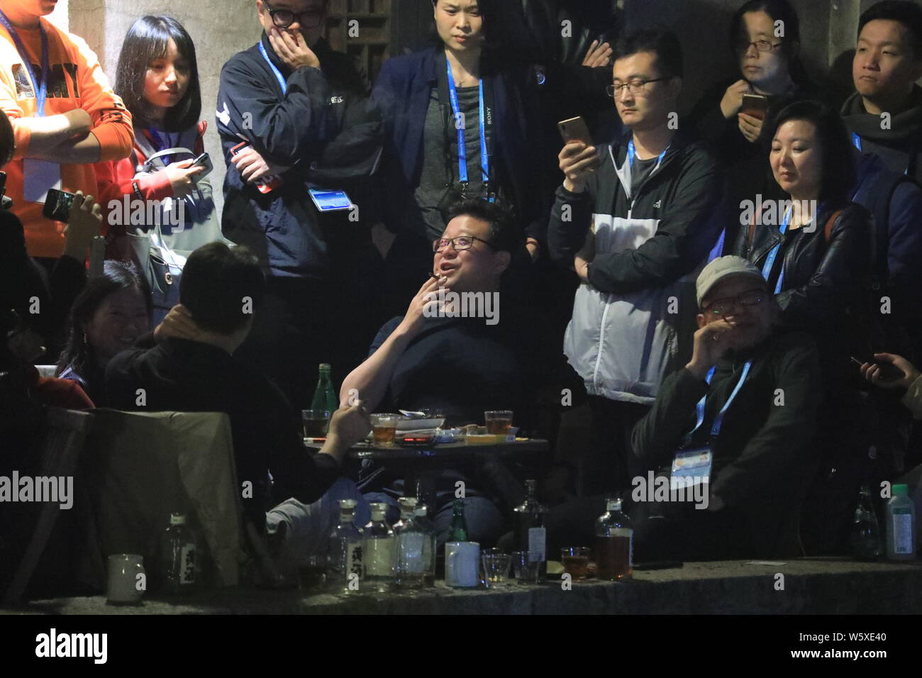 William Ding oder Ding Lei, Links, CEO von netease (163.Com), und Charles Zhang Chaoyang, Vorsitzender und CEO von chinesischen Internet Portal Sohu.com, nehmen Sie teil Stockfoto
