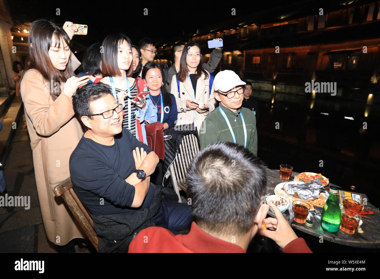 William Ding oder Ding Lei, Links, CEO von netease (163.Com), und Charles Zhang Chaoyang, Vorsitzender und CEO von chinesischen Internet Portal Sohu.com, nehmen Sie teil Stockfoto