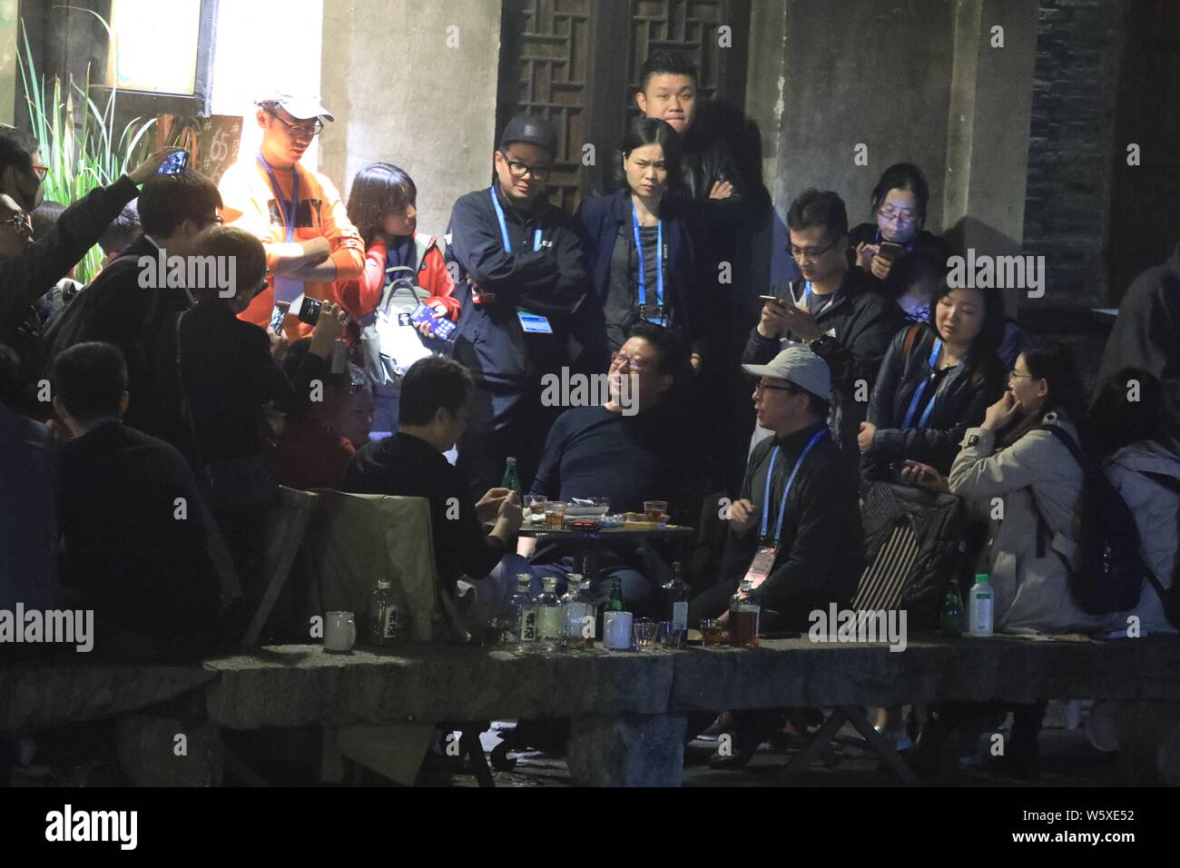 William Ding oder Ding Lei, Links, CEO von netease (163.Com), und Charles Zhang Chaoyang, Vorsitzender und CEO von chinesischen Internet Portal Sohu.com, nehmen Sie teil Stockfoto