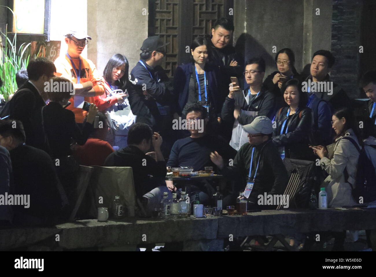 William Ding oder Ding Lei, Links, CEO von netease (163.Com), und Charles Zhang Chaoyang, Vorsitzender und CEO von chinesischen Internet Portal Sohu.com, nehmen Sie teil Stockfoto