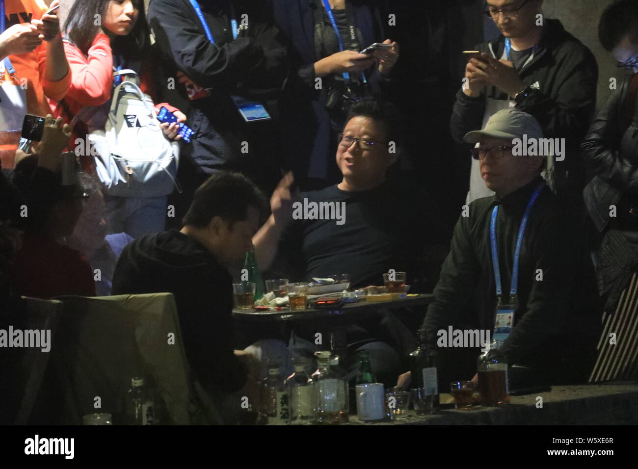 William Ding oder Ding Lei, Links, CEO von netease (163.Com), und Charles Zhang Chaoyang, Vorsitzender und CEO von chinesischen Internet Portal Sohu.com, nehmen Sie teil Stockfoto