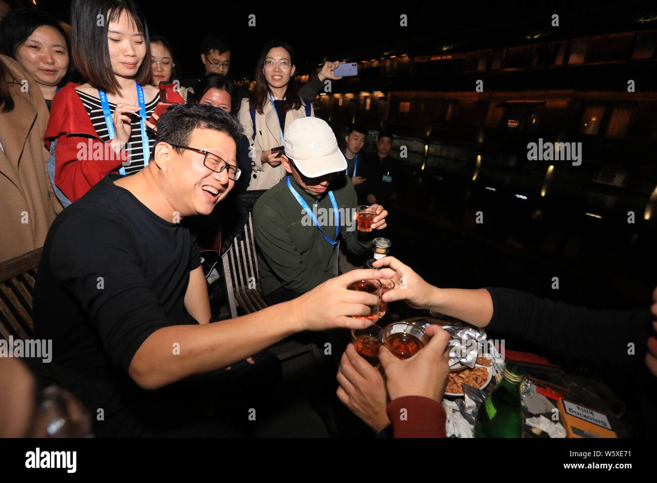 William Ding oder Ding Lei, Links, CEO von netease (163.Com), und Charles Zhang Chaoyang, Vorsitzender und CEO von chinesischen Internet Portal Sohu.com, nehmen Sie teil Stockfoto