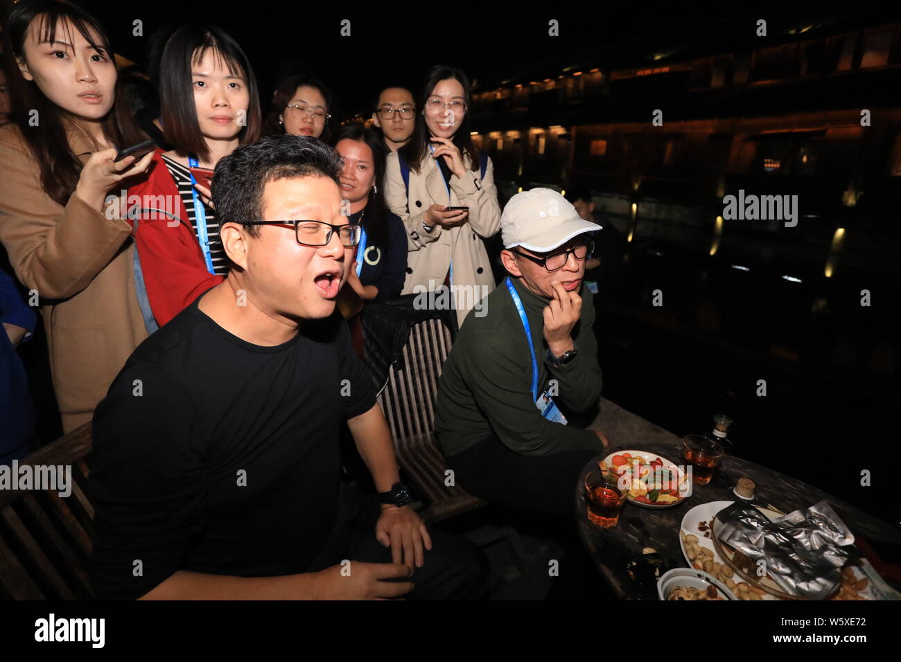 William Ding oder Ding Lei, Links, CEO von netease (163.Com), und Charles Zhang Chaoyang, Vorsitzender und CEO von chinesischen Internet Portal Sohu.com, nehmen Sie teil Stockfoto