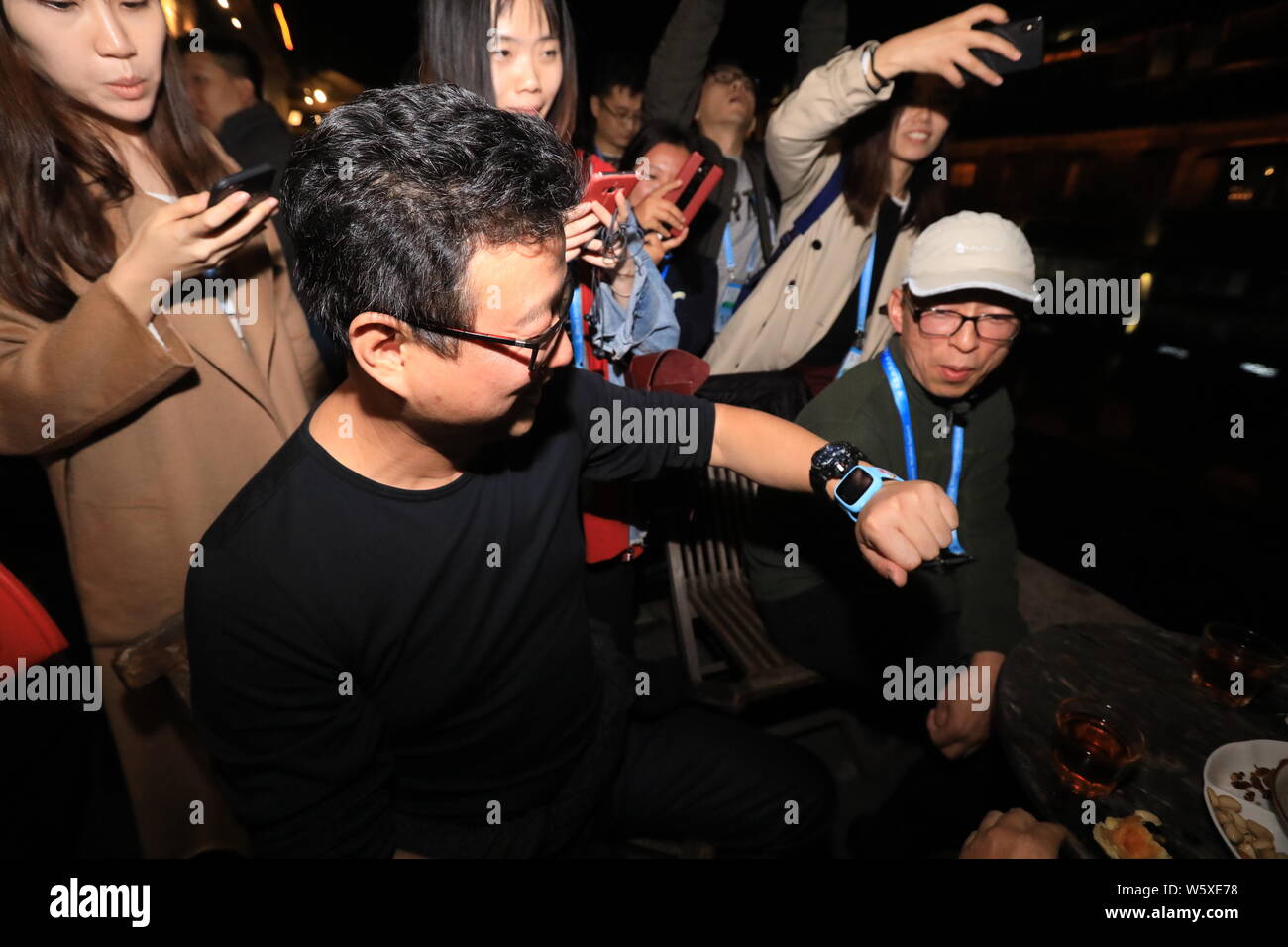William Ding oder Ding Lei, Links, CEO von netease (163.Com), und Charles Zhang Chaoyang, Vorsitzender und CEO von chinesischen Internet Portal Sohu.com, nehmen Sie teil Stockfoto