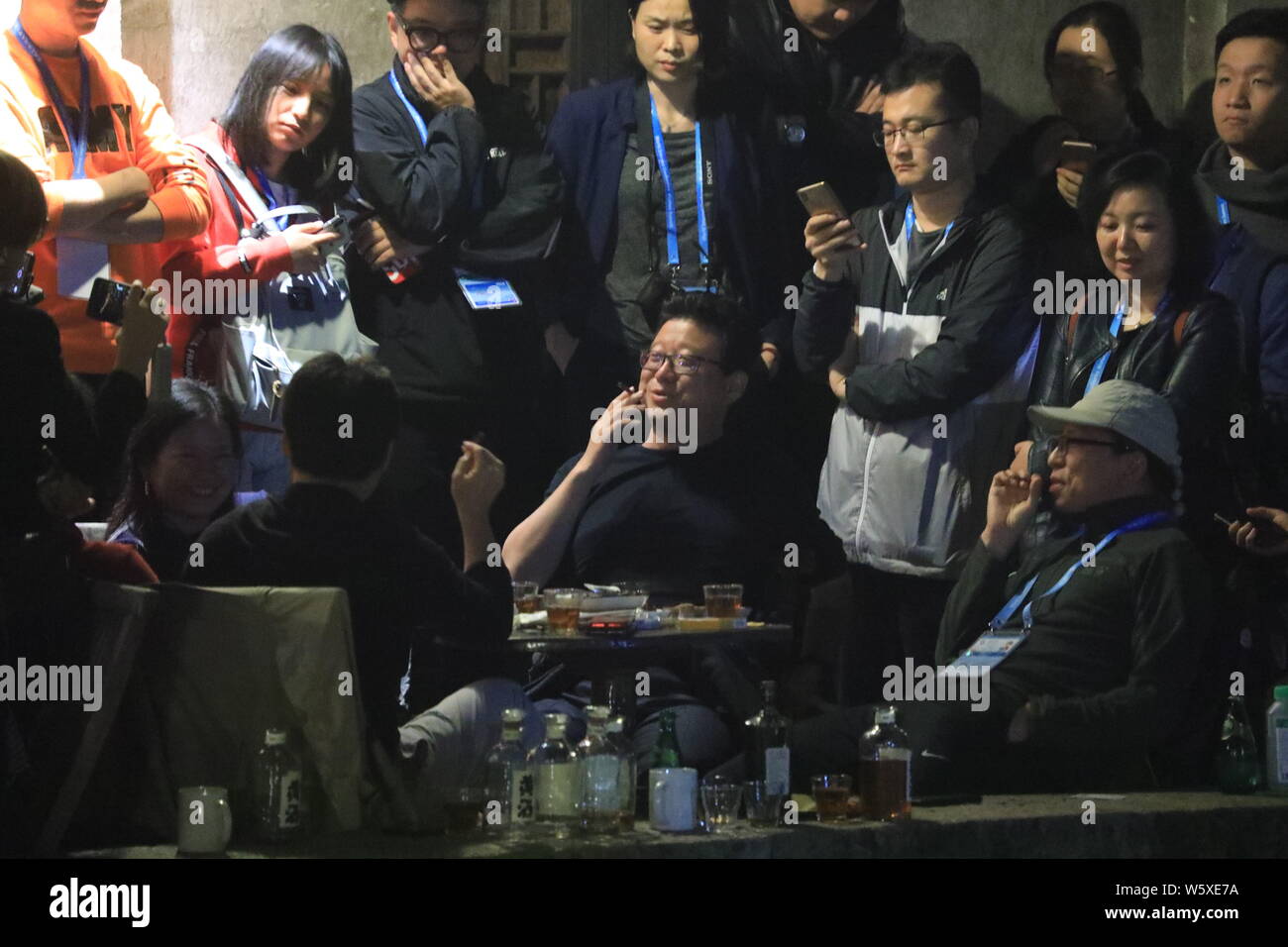 William Ding oder Ding Lei, Links, CEO von netease (163.Com), und Charles Zhang Chaoyang, Vorsitzender und CEO von chinesischen Internet Portal Sohu.com, nehmen Sie teil Stockfoto