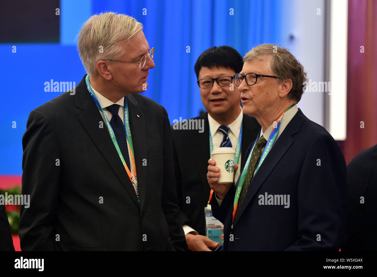 Amerikanischen großindustriellen Bill Gates, rechts, Gründer von Microsoft Corporation, nimmt an der Eröffnung der ersten China International Import E Stockfoto