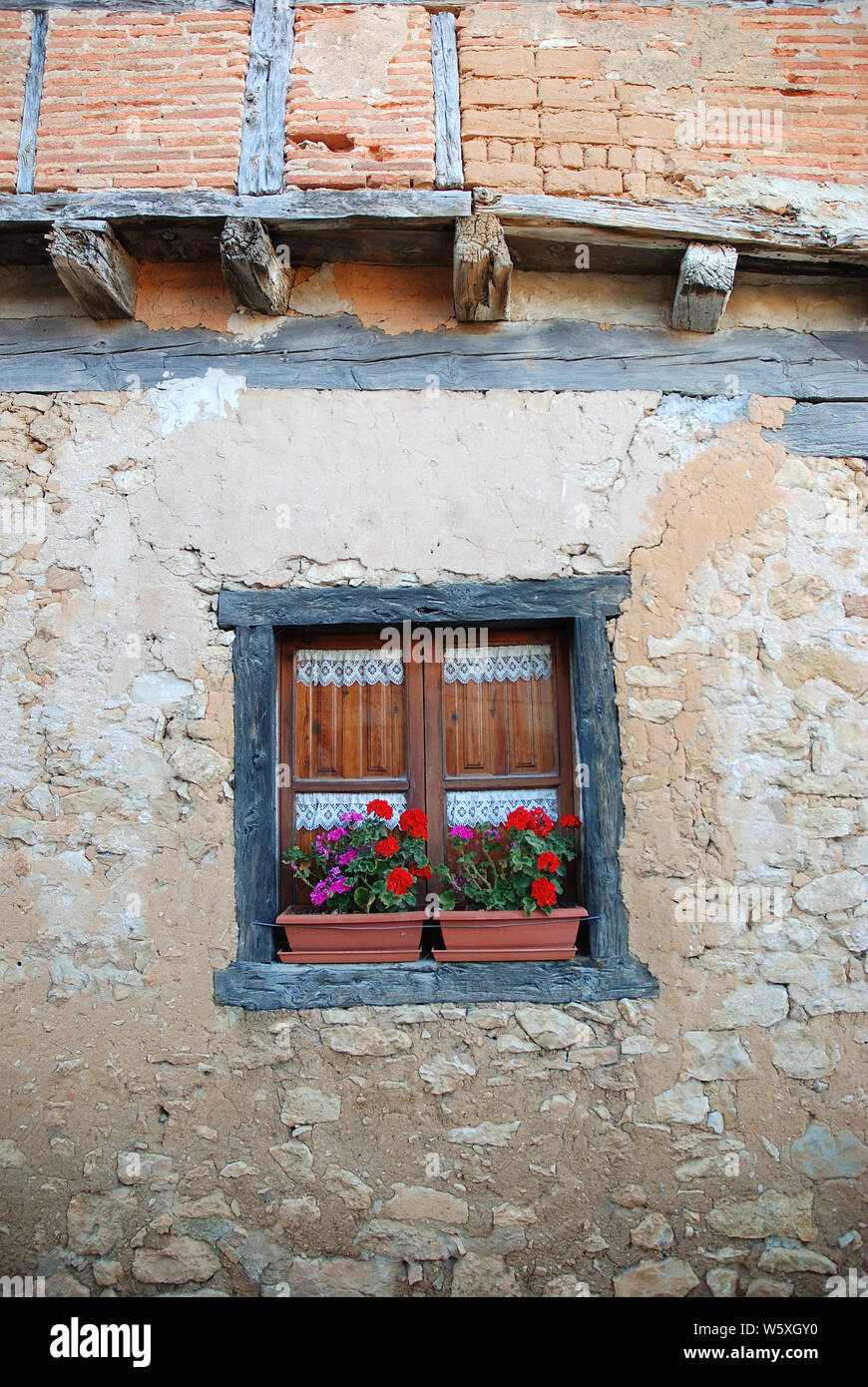 Fenster des ländlichen Hauses. Calatañazor, Soria Provinz Kastilien-Leon, Spanien. Stockfoto